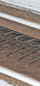 Presek dečijeg dušeka Piccolino – bonnell opružno jezgro sa slojevima PU pene i abaka vlakana na juti, za mekoću, prozračnost i prirodnu antibakterijsku zaštitu.