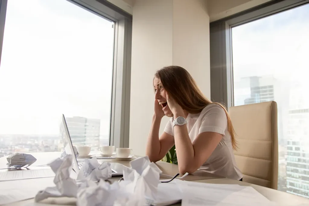 stressed-businesswoman-screaming-workplace