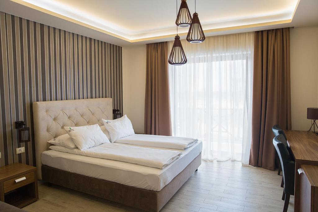Tapacirani krevet Bernarda u hotelskoj sobi Borkovac