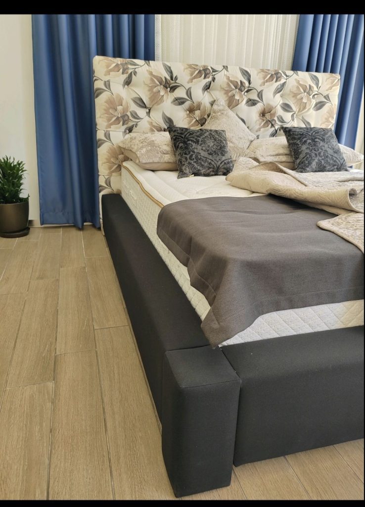 Tapacirani krevet Bernarda sa cvetnim uzglavljem i ergonomskim dušekom – luksuzan dizajn i udobnost po sniženoj ceni