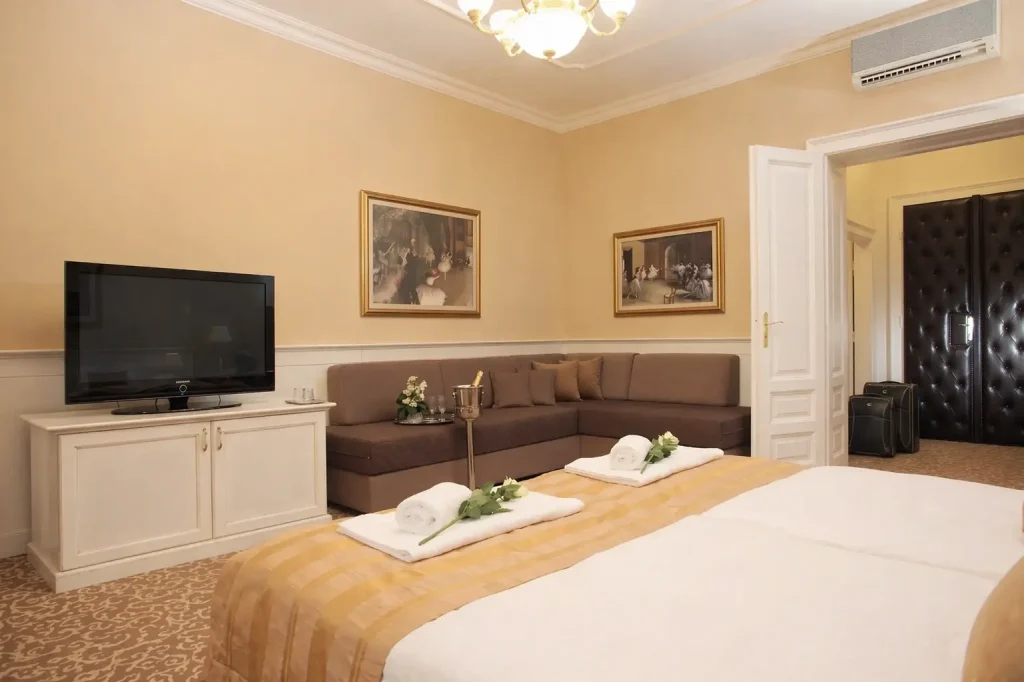 Kreveti po meri u apartmanu složeni kao bračni krevet i ugaona garnitura